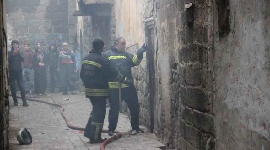 Sur&rsquo;da Cinayet Sonrası Evlerin Kundaklandığı İddiası