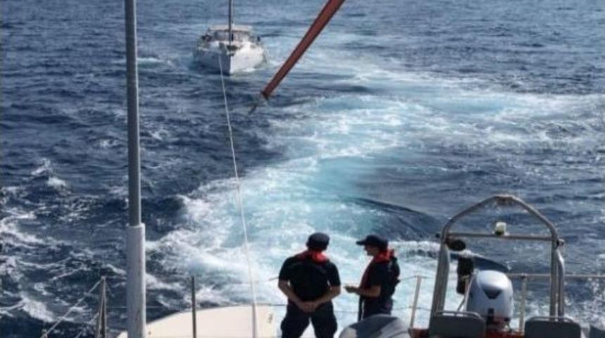 S&uuml;r&uuml;klenen Teknede Ki 4 Kişiyi Sahil G&uuml;venlik Ekipleri Kurtardı