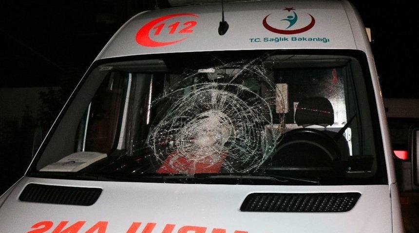 Samsun’da Taşlarla Ambulansın Camlarını Kırdılar
