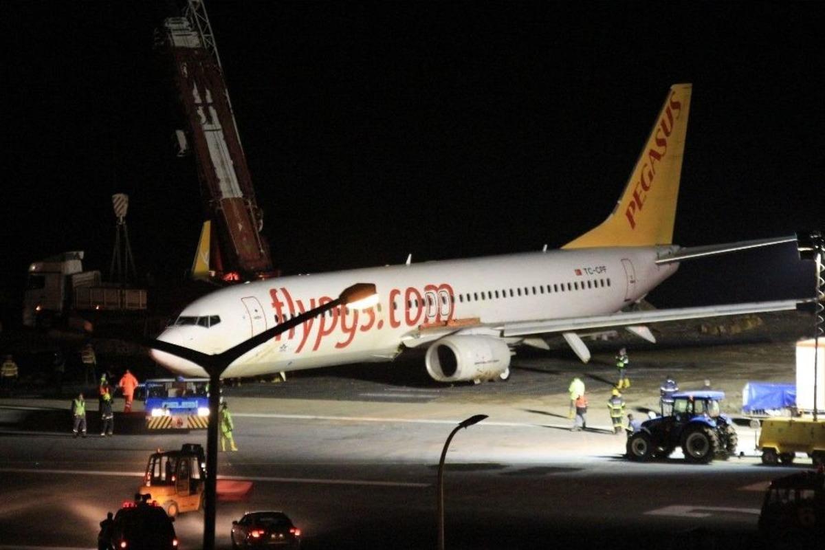 Bulunduğu Yerden &Ccedil;ıkarılan U&ccedil;ağın Havalimanında G&uuml;venli B&ouml;lgeye &Ccedil;ekilme İşlemi Başladı