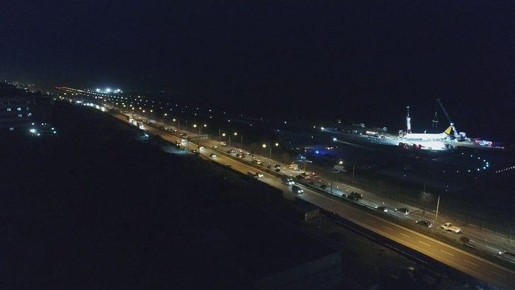 Bulunduğu Yerden Çıkarılan Uçağın Havalimanında Güvenli Bölgeye Çekilme İşlemi Başladı G1
