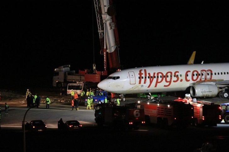 Bulunduğu Yerden Çıkarılan Uçağın Havalimanında Güvenli Bölgeye Çekilme İşlemi Başladı G4