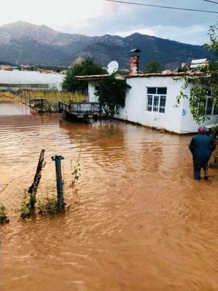 Antalya’da 30 Dakikalık Yağmur Sele Neden Oldu G1