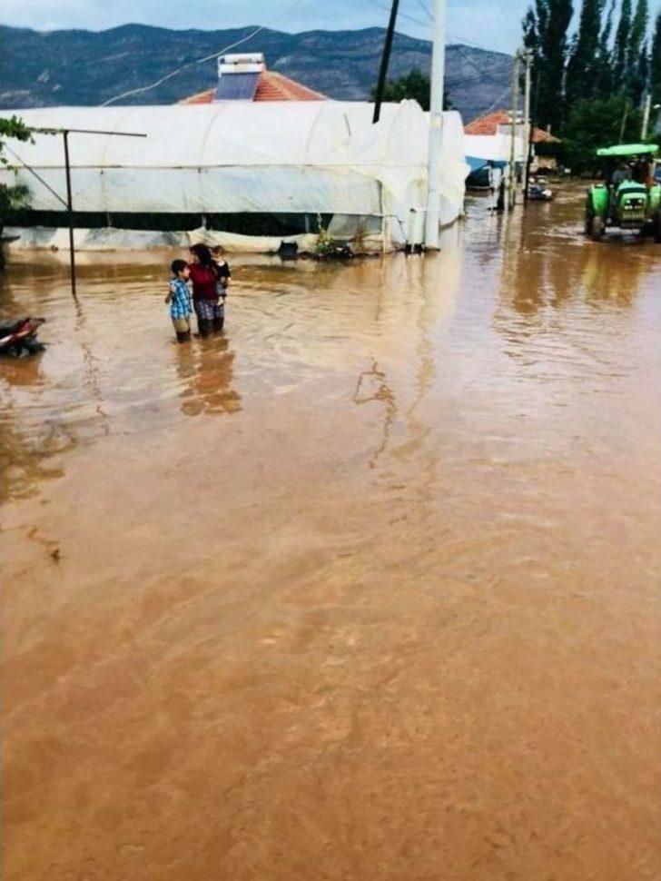 Antalya’da 30 Dakikalık Yağmur Sele Neden Oldu G2