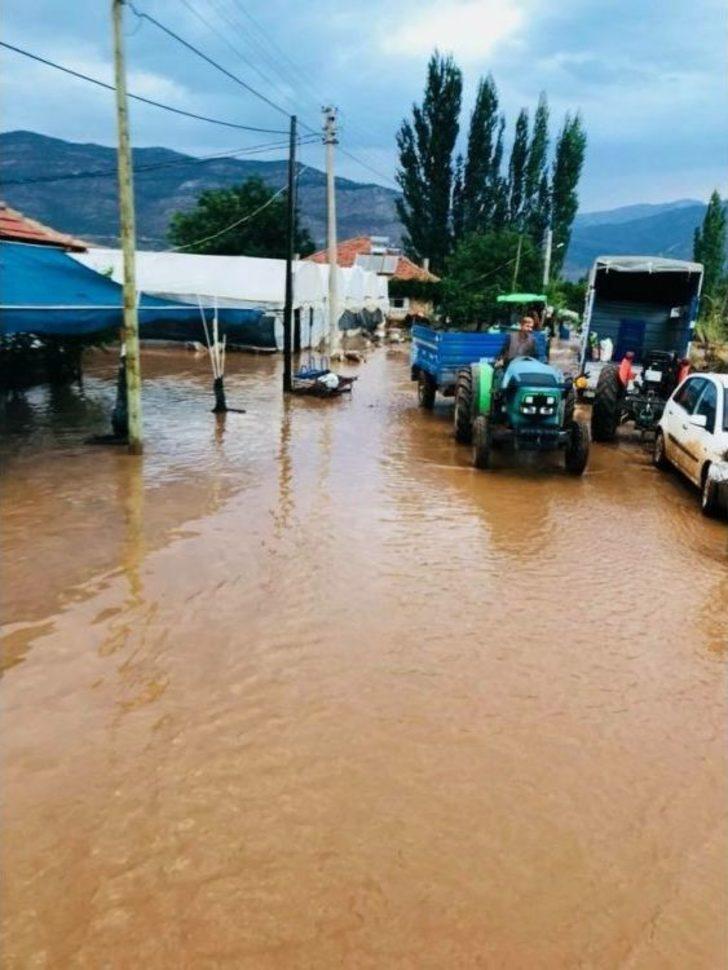 Antalya’da 30 Dakikalık Yağmur Sele Neden Oldu G3