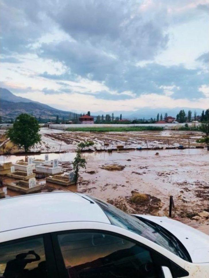 Antalya’da 30 Dakikalık Yağmur Sele Neden Oldu G4