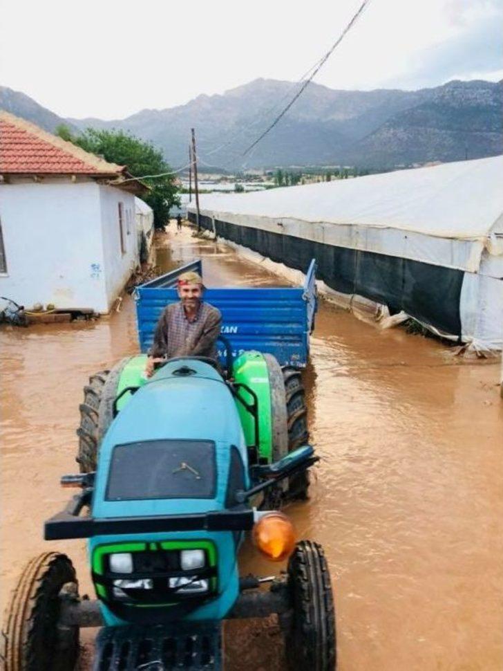 Antalya’da 30 Dakikalık Yağmur Sele Neden Oldu G5