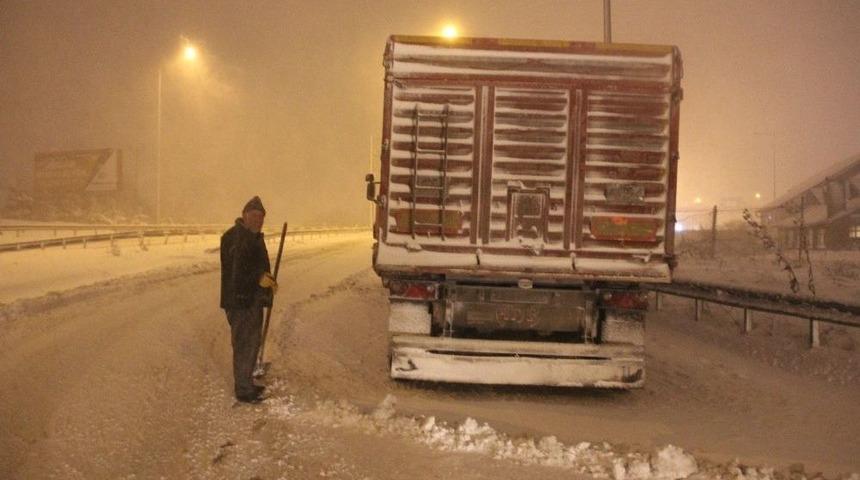 Şiddetli Kar Nedeniyle Tırlar Yolda Kaldı