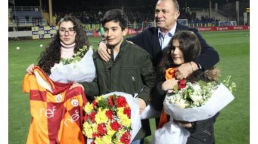 Fatih Terim, Fethi Sekin&rsquo;in &Ccedil;ocuklarına Forma Hediye Etti