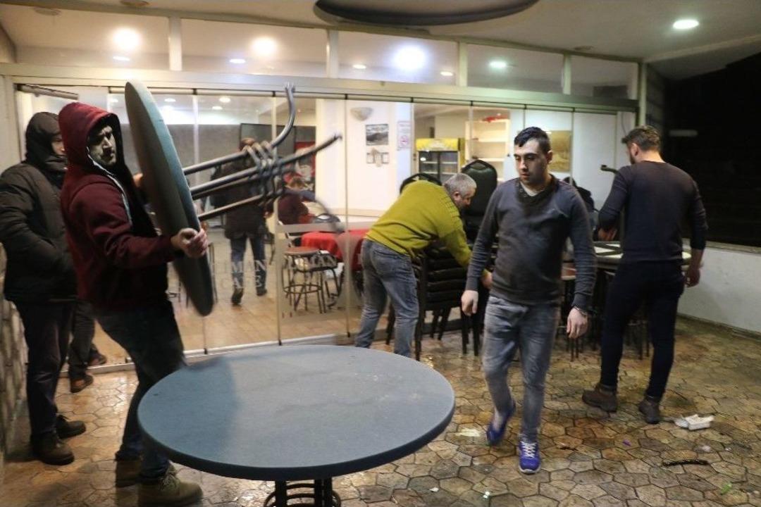 Sahil Yolu Sular Altında Kaldı, Dalgaların Boyu 10 Metreyi Buldu