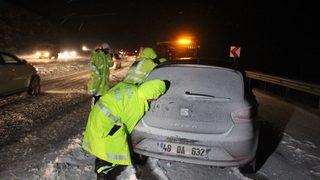 Yolda Kalan Araçlara Polis Yardım Etti