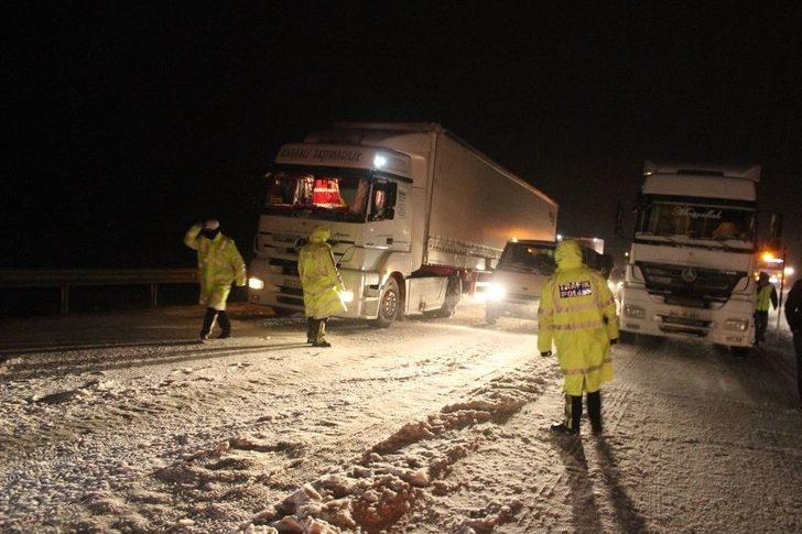 Yolda Kalan Araçlara Polis Yardım Etti G1