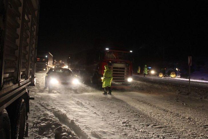 Yolda Kalan Araçlara Polis Yardım Etti G2