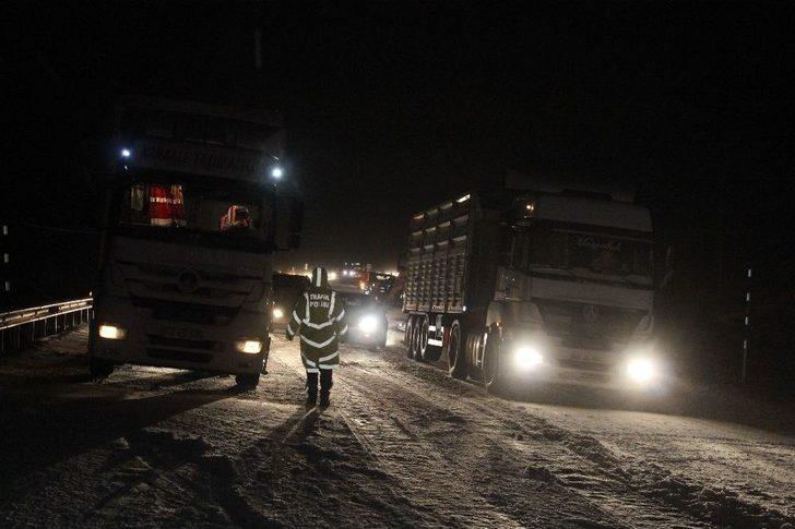 Yolda Kalan Araçlara Polis Yardım Etti G3