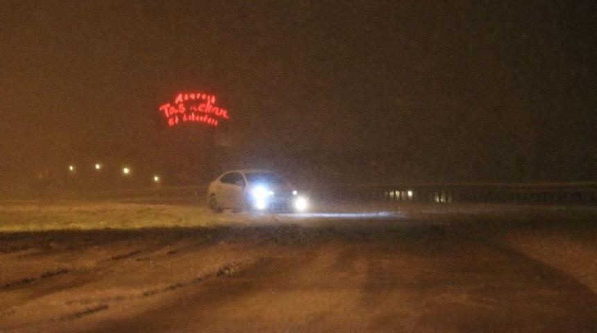 Kayseri&rsquo;de Kar Yağışı: Ekipler Yolları A&ccedil;mak İ&ccedil;in Seferber Oldu