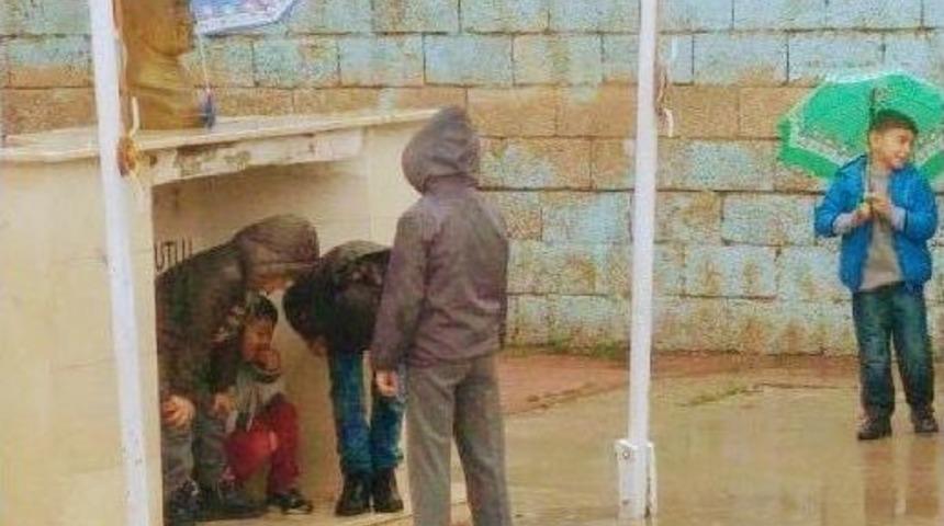 Minik &Ouml;ğrenciler Atat&uuml;rk B&uuml;st&uuml; Islanmasın Diye Şemsiye Tuttular