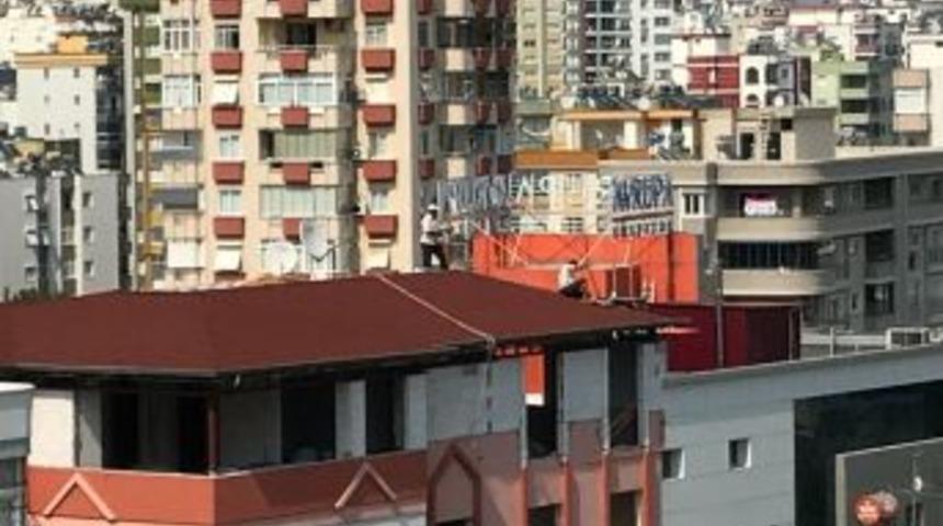 Çatıda ’ölümüne’ Çalışan İşçiler Pes Dedirtti