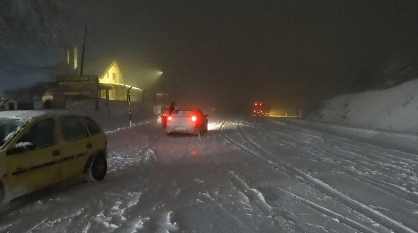 Zincirsiz Ve Kar Lastiği Olmayan Ara&ccedil;lara Ge&ccedil;iş İzni Yok