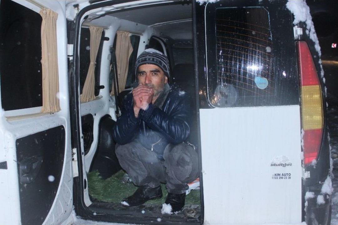 Kar Yağışı Nedeniyle Ara&ccedil;lar Yolda Mahsur Kaldı