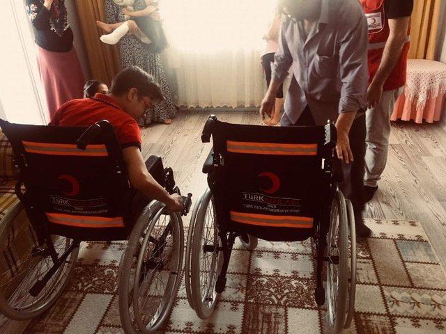 Engellilere Tekerlekli Sandalye Yardımı Yapıldı