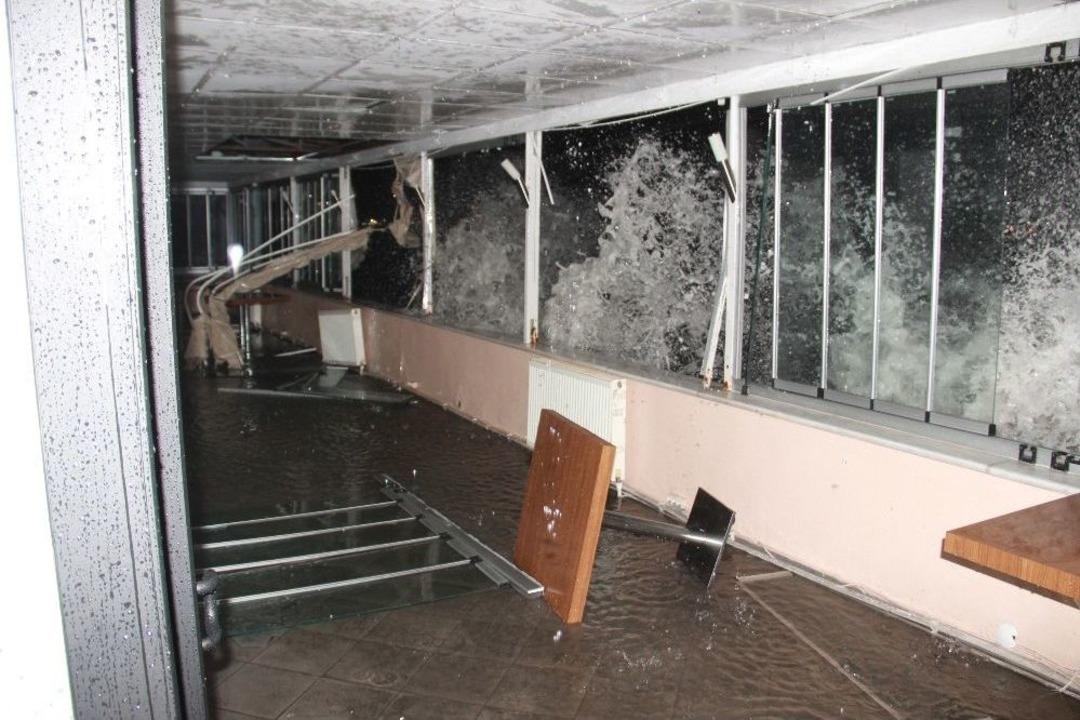 Dev Dalgalar İş Yerlerini Kullanılamaz Hale Getirdi, Kayıklar Sulara G&ouml;m&uuml;ld&uuml;