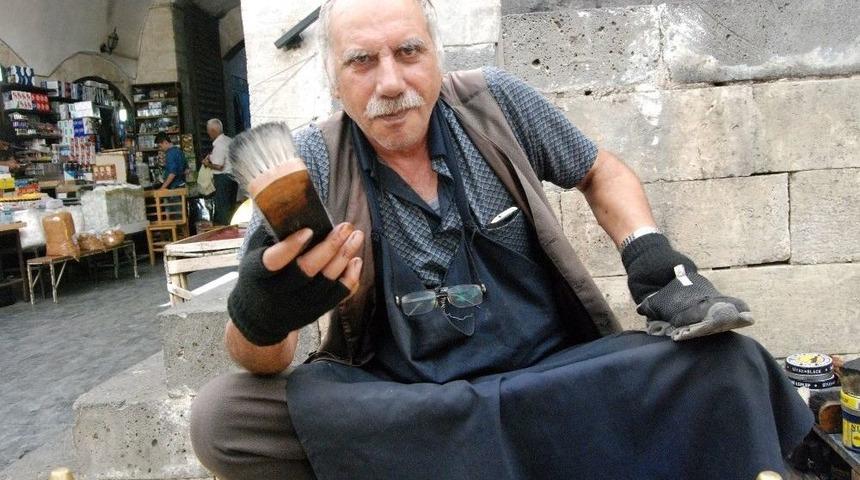 Yarım Asırdır Ayakkabı Boyuyor