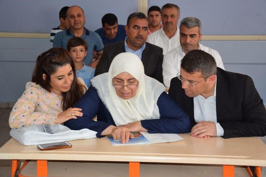 (&ouml;zel) 73 Yaşındaki Kadının Okuma Azmi