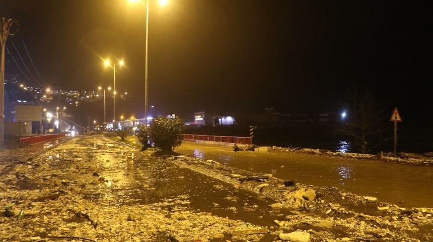 Zonguldak&rsquo;ta Dalgalar Yıkıp Ge&ccedil;ti