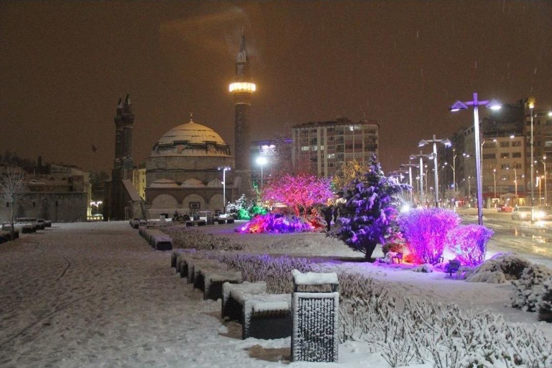 Yoğun Kar Yağışı Kartpostallık G&ouml;r&uuml;nt&uuml;ler Oluşturdu