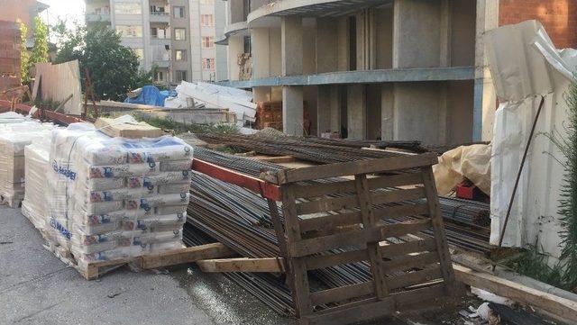 Sıcaktan Tansiyonu Düşen Sıvacı Yedinci Kattan Düşüp Öldü