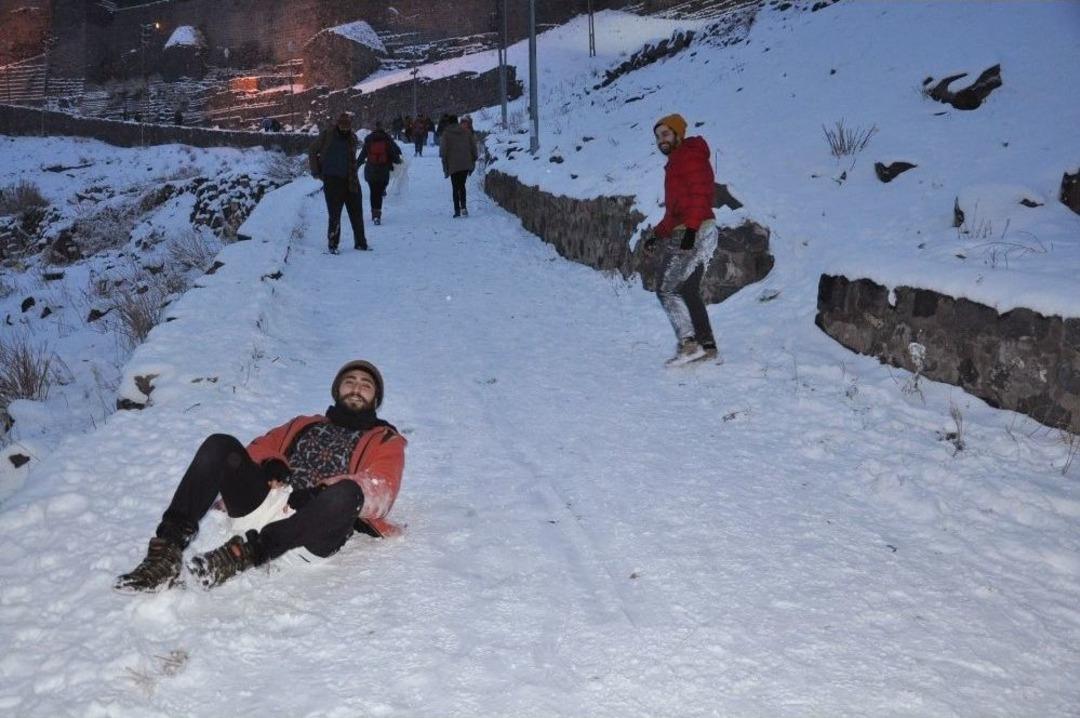 Doğu Ekspresi&rsquo;yle Geldiler, Kars Kalesi&rsquo;nin Eteklerinde Kaydılar