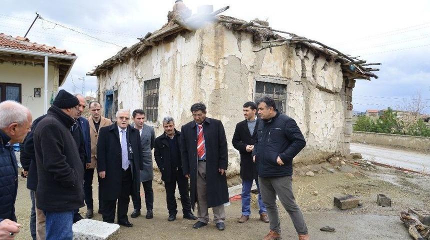 Vali Necati Şent&uuml;rk K&ouml;yl&uuml;n&uuml;n Sorununu Yerinde Dinliyor