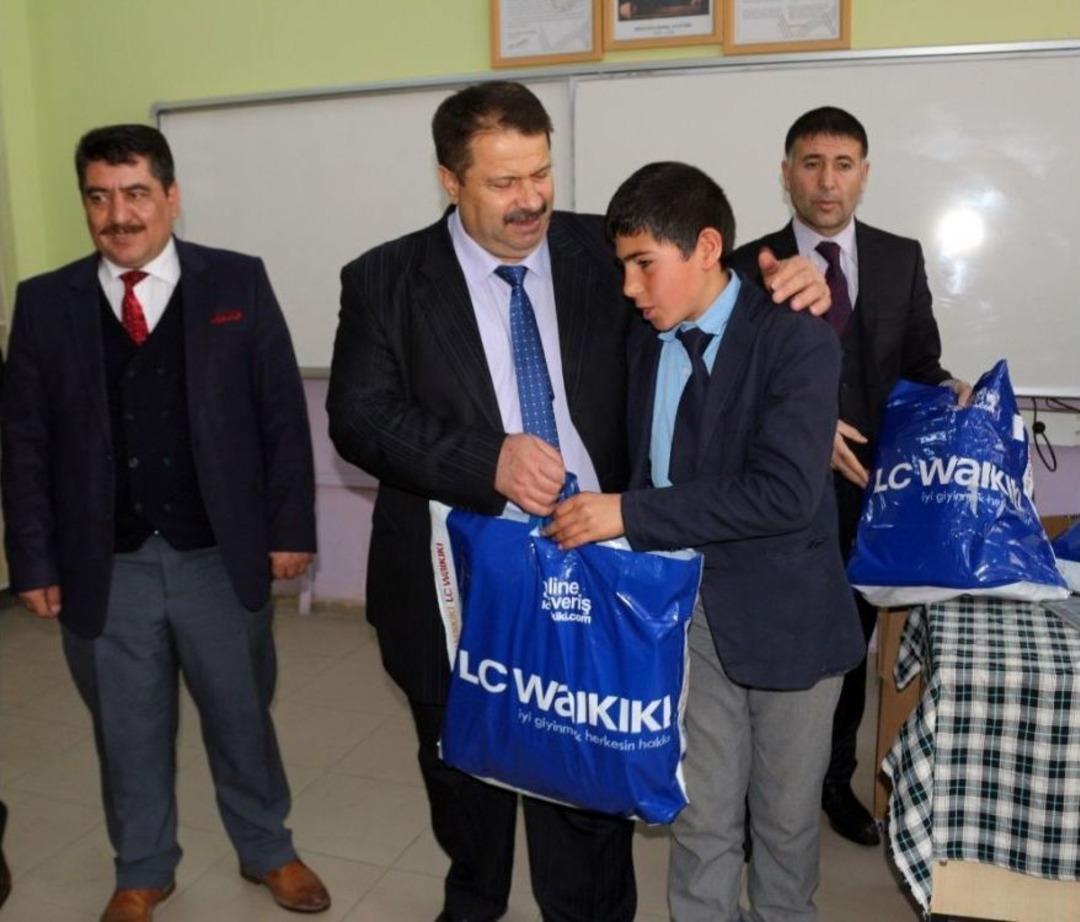 Ağrılı Hayırsever İşadamından 3 Bin &Ouml;ğrenciye Giyim Yardımı