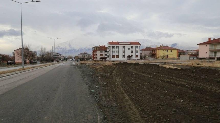 Kırklar Caddesinde &Ccedil;alışmalar Devam Ediyor