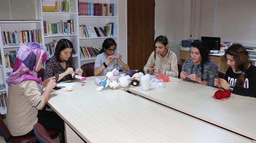 Amigurumi Bebekler Hasta &Ccedil;ocuklara Moral Oldu