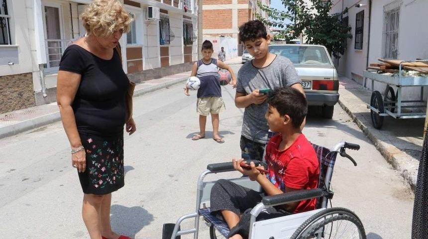 Engelli Vatandaşın Y&uuml;z&uuml;n&uuml; G&uuml;ld&uuml;ren Hediye