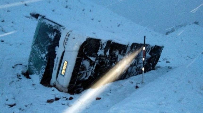 Cenazeye Giden Otob&uuml;s Devrildi: 16 Yaralı