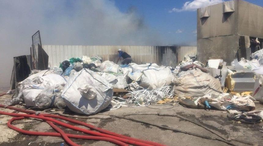 Sıcaktan Cam Şişe Patladı, Tonlarca Geri D&ouml;n&uuml;ş&uuml;m Atığı Alev Alev Yandı