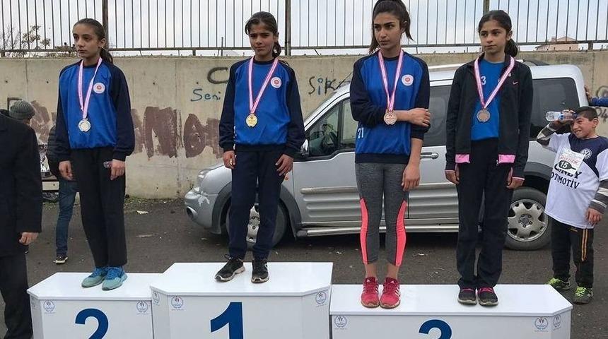 Batman 75. Yıl Ortaokulu Atletizm Takımı Yarı Finalde