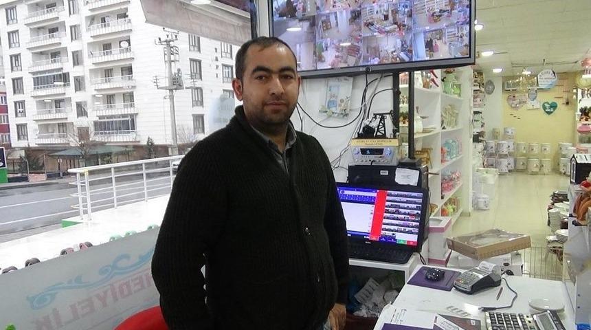 Girdikleri Dükkanda Kaşla Göz Arasında Para Çaldılar