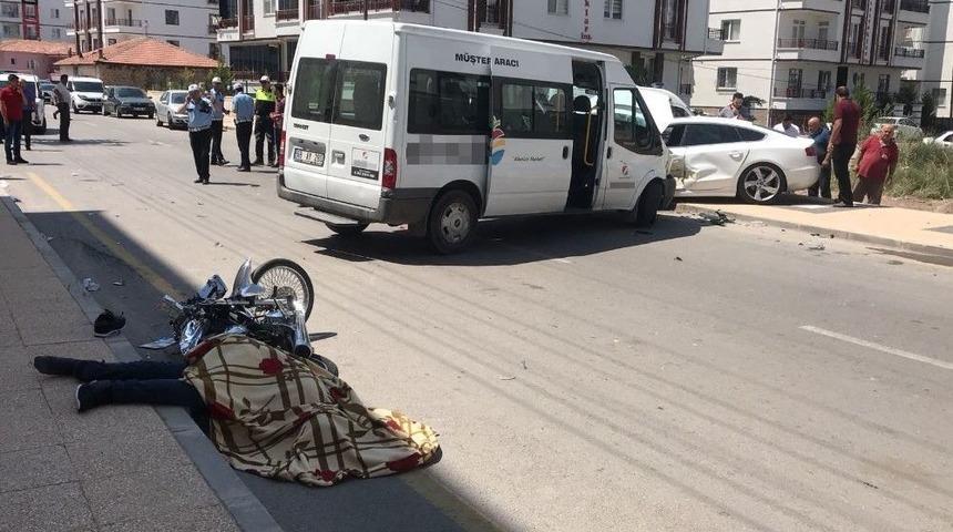 Aksaray&rsquo;da Minib&uuml;s İle Motosiklet &Ccedil;arpıştı: 1 &Ouml;l&uuml;, 2 Yaralı