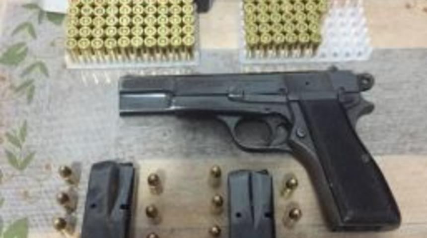 Ş&uuml;phe &Uuml;zerine Durdurulan Ara&ccedil;tan Tabanca Ele Ge&ccedil;ti