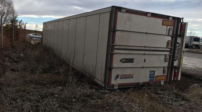 Sorgun&rsquo;da Tır Devrildi: 1 Yaralı