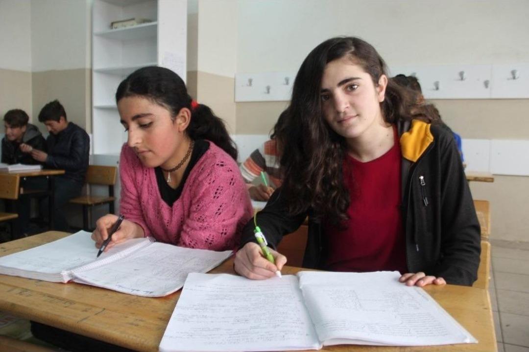 Okula Kazandırılan Kız &Ccedil;ocukları Karnelerini Aldı