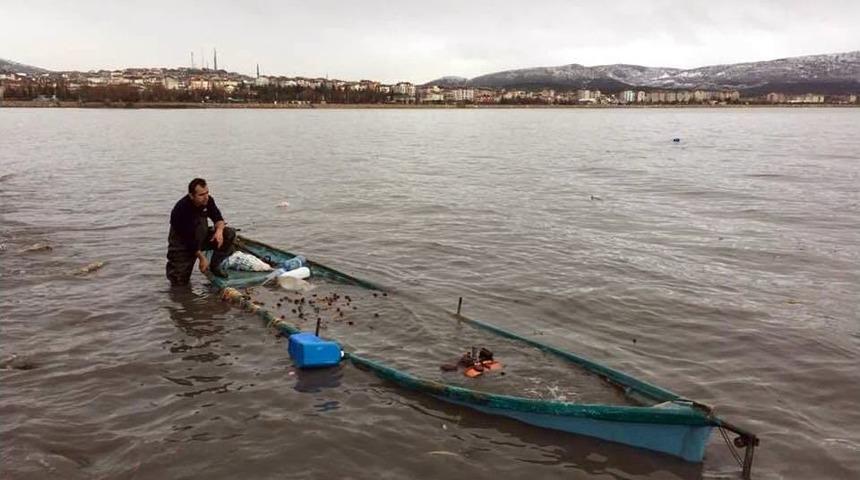 Şiddetli Fırtına, G&ouml;l Kıyısındaki Balık&ccedil;ı Teknesini Batırdı