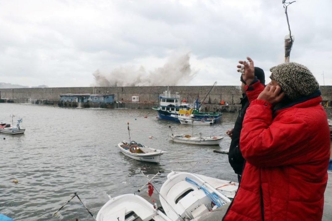 Zonguldak Limanı Dev Dalgalara Teslim Oldu