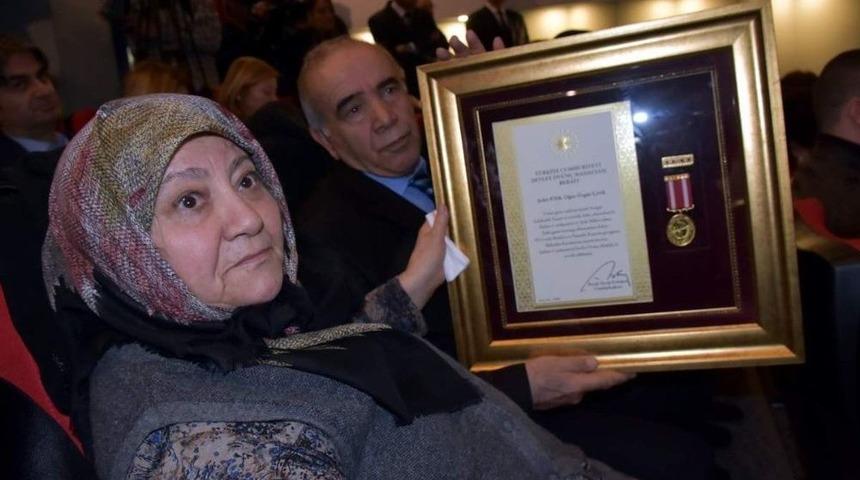 Şehit Y&uuml;zbaşı &Ccedil;evik&rsquo;in Ailesine Devlet &Ouml;v&uuml;n&ccedil; Madalyası