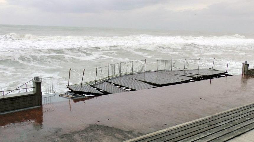 Ak&ccedil;akoca&rsquo;da Şiddetli Fırtına Tekneleri Devirdi
