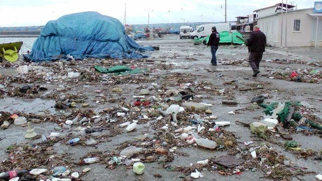 Akçakoca’da Şiddetli Fırtına Tekneleri Devirdi