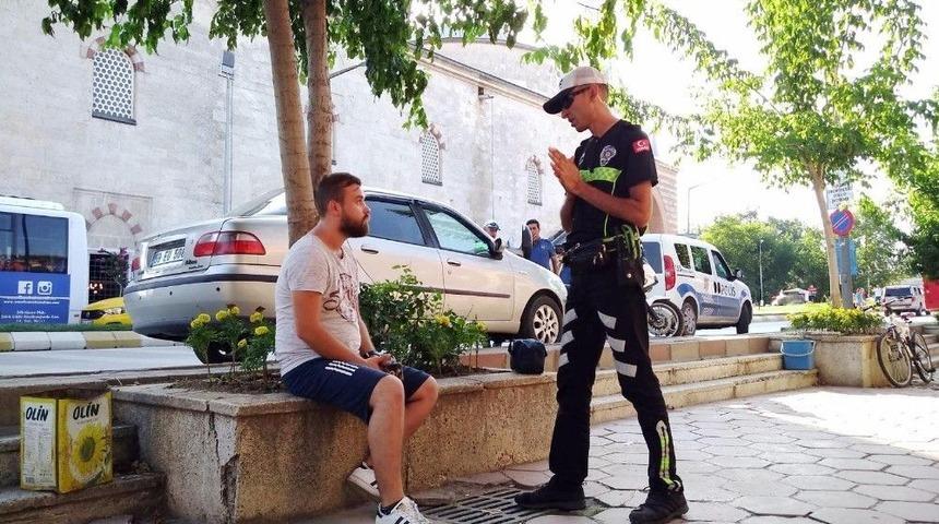Trafik Polislerinden Önce Yardım Sonra İşlem